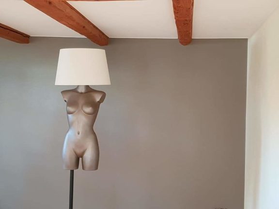 Tapisserie à peindre, peinture et personnalisation d'une Lampe Mannequin Gorgio Greasan à Geispolsheim Bas-Rhin